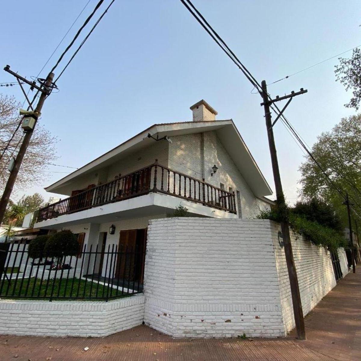 Hermosa casa de esquina en barrio alberdi Rio, Agrelo 2000