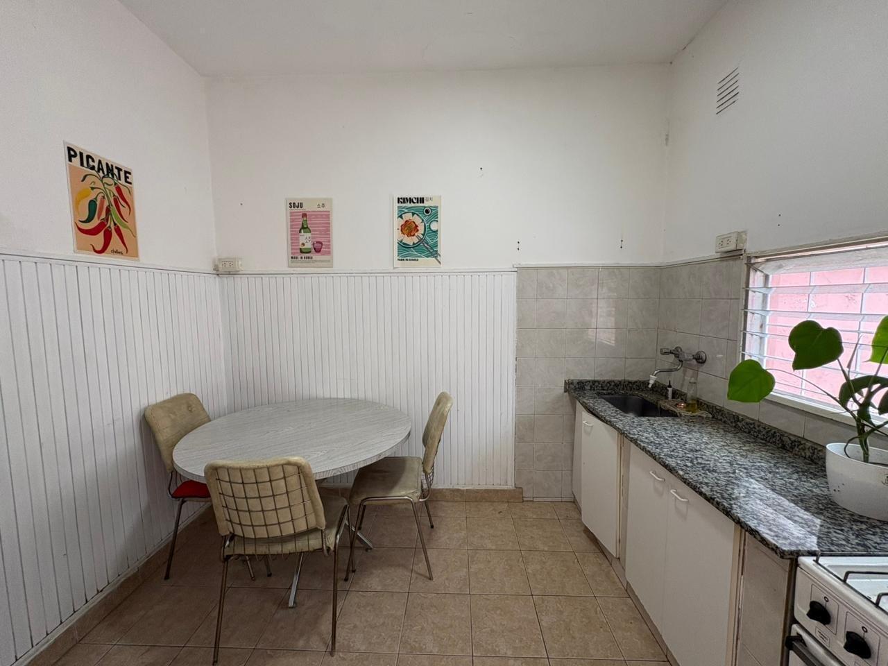 Venta casa de pasillo único 1 dormitorio en Refinerias.
