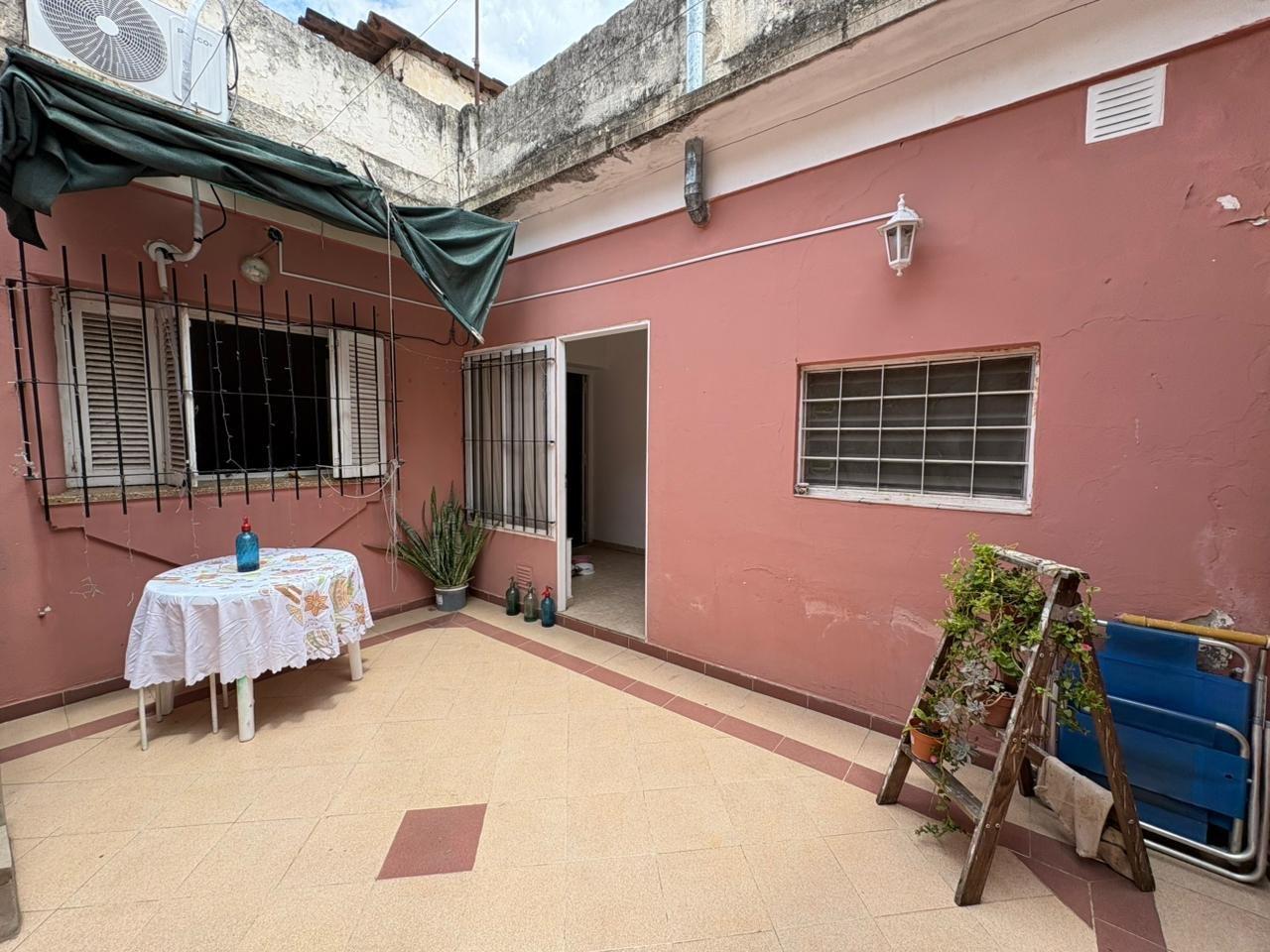 Venta casa de pasillo único 1 dormitorio en Refinerias.