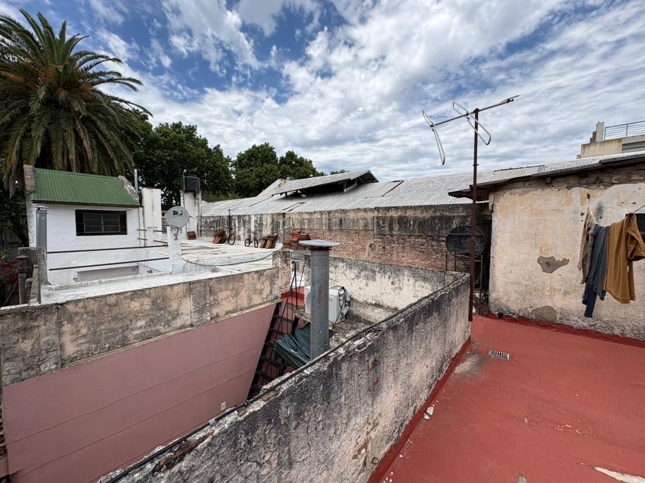 Venta casa de pasillo único 1 dormitorio en Refinerias.
