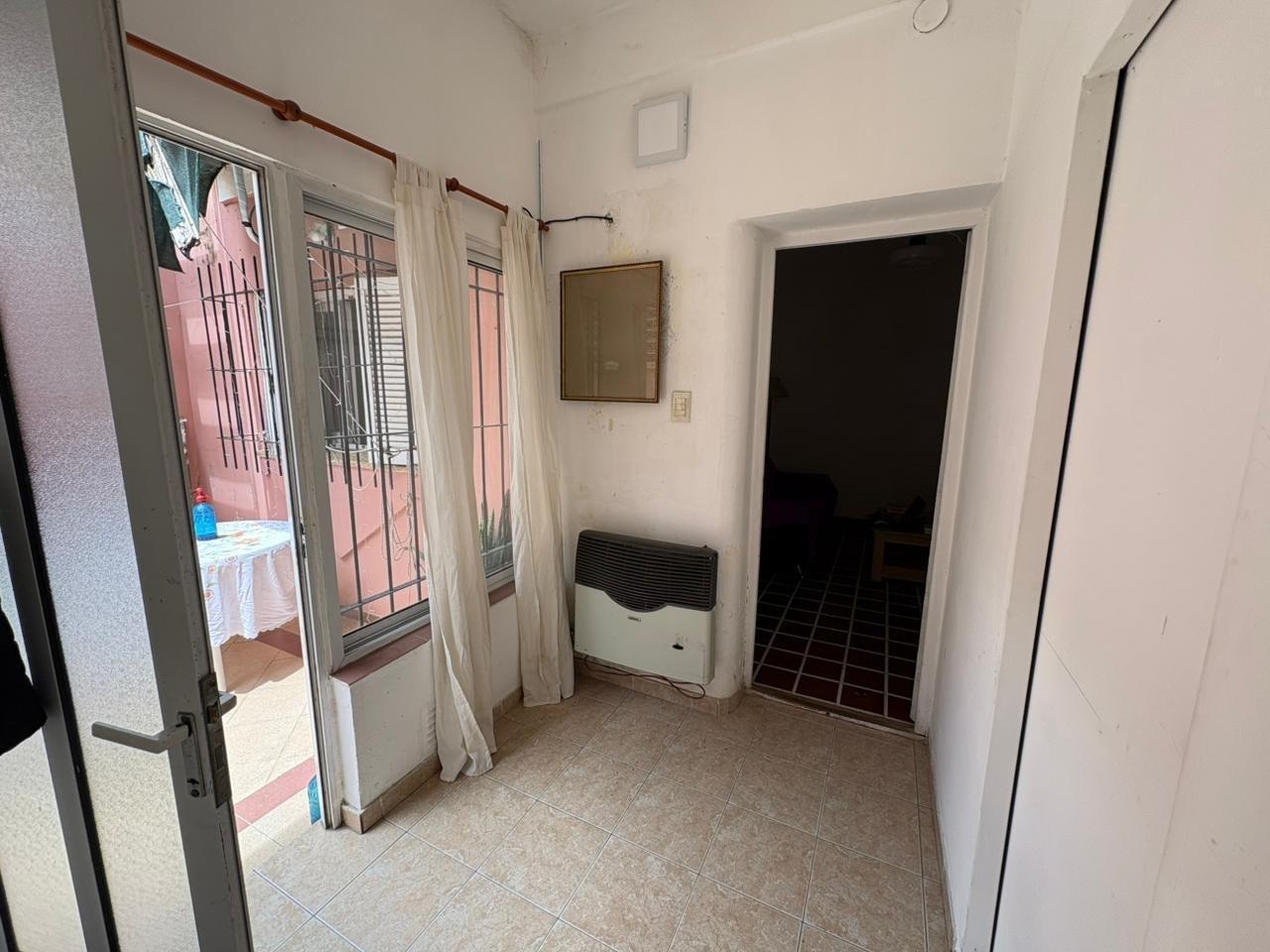 Venta casa de pasillo único 1 dormitorio en Refinerias.