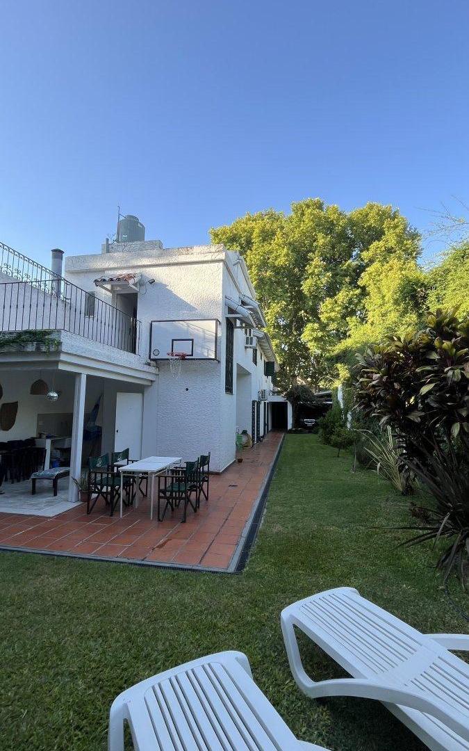 Hermosa casa con Jardin 3-4 dorm 4 baños y 2 cocheras en Pichincha.Apta para estudio, Jardin, etc