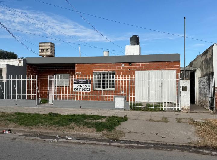 Casa en Alquiler 2 dormitorios con cochera en Villa Alberdi 1