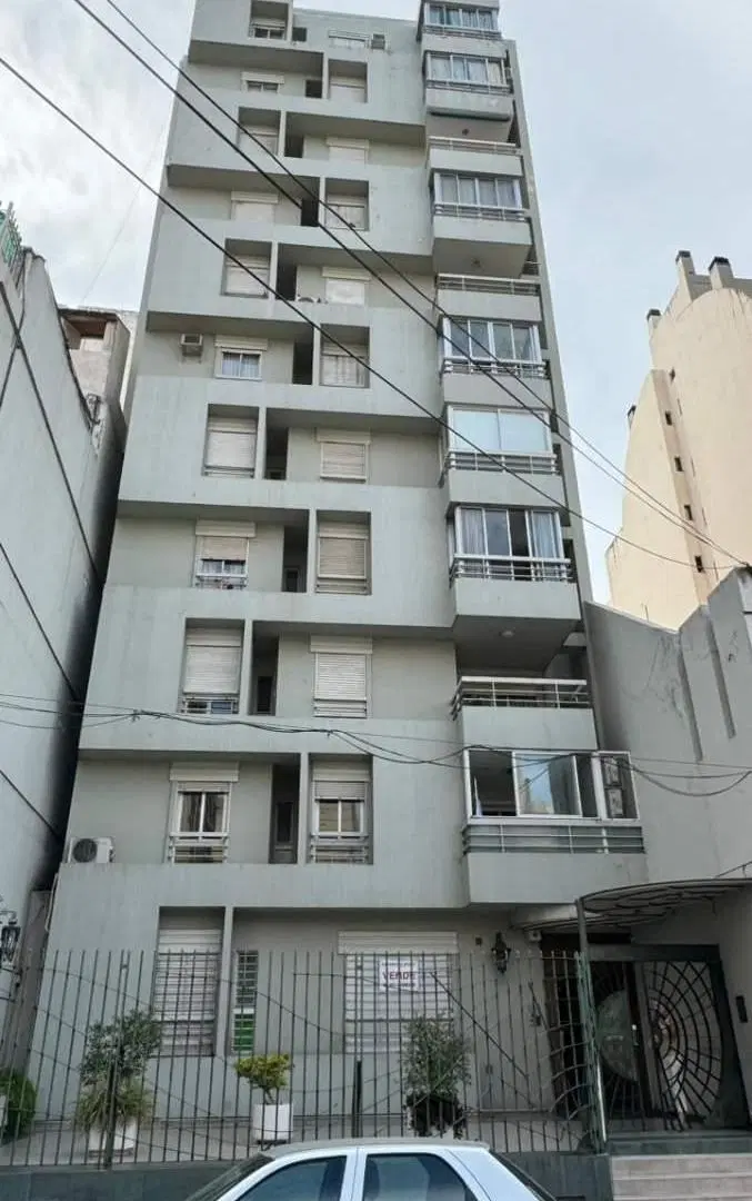 Departamento Semipiso en alquiler 4 dormitorios en Alberdi con terraza y cochera 2