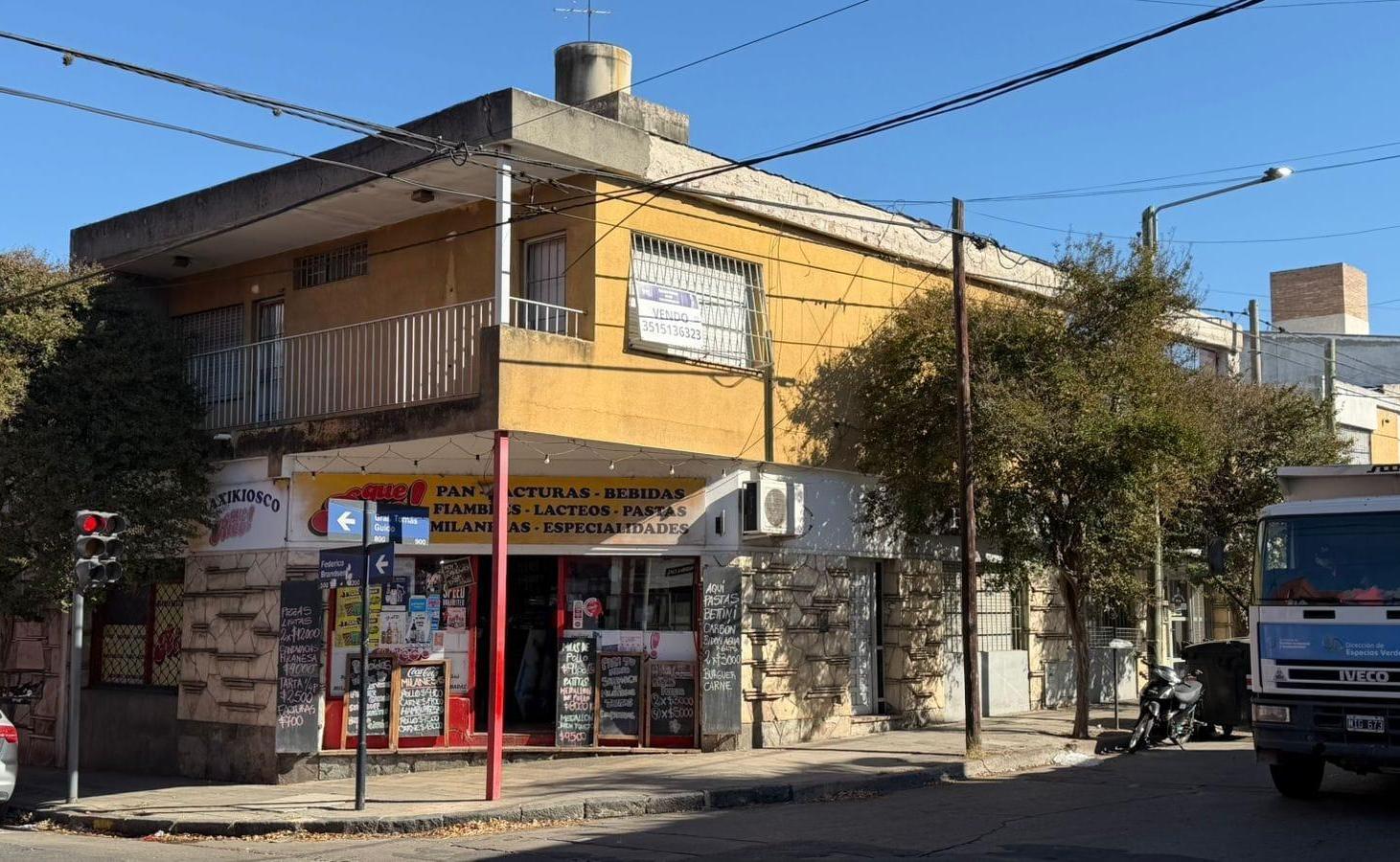 CASA EN VENTA CON DPTO Y 2 LOCALES COMERCIALES CON POSIBILIDAD DE DESAROLLO