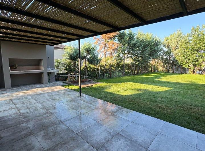 Venta casa callejón privado Almirante Brown  2
