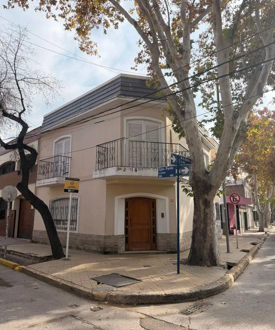 VENTA IMPORTANTE CASA EN EL CENTRO DE MENDOZA 4 DORMITORIOS 3