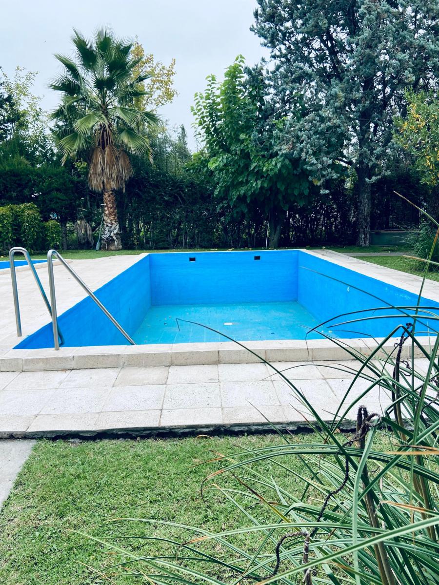 Venta de Casa en Chacras de Coria de 5 Dorm. 4
