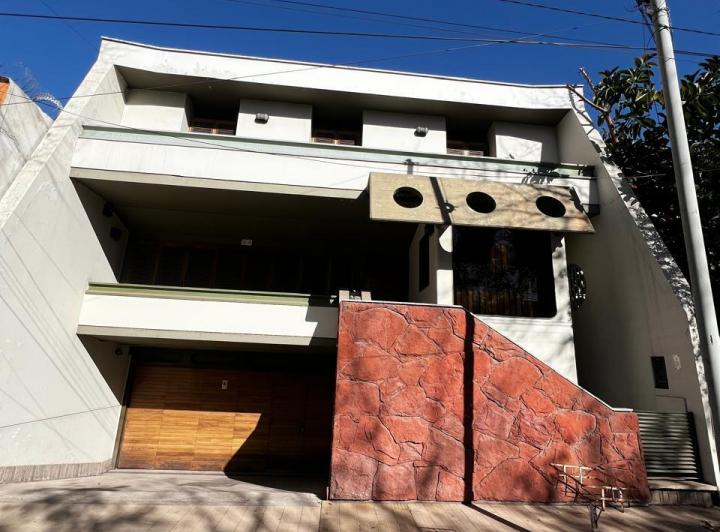 VENDO CASA AMPLIA EN EL BARRIO BOMBAL DE GODOY CRUZ 1