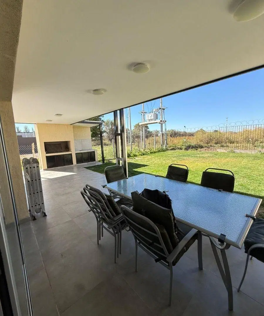 Alquilamos / Vendemos hermosa casa en La Luisa Barrio privado 4
