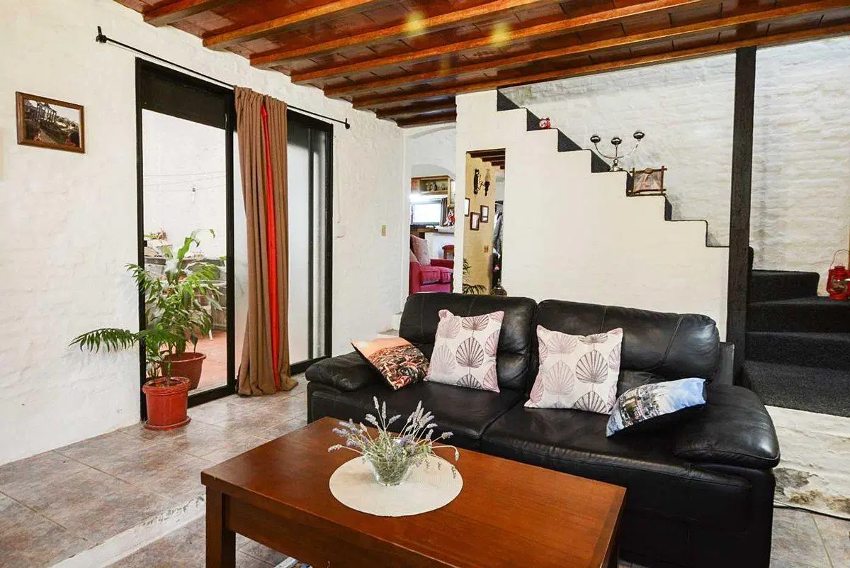 Venta casa con fondo garage y apto en Tres Cruces 5