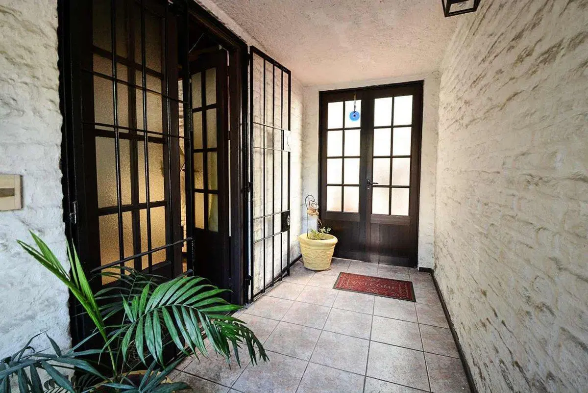 Venta casa con fondo garage y apto en Tres Cruces 2