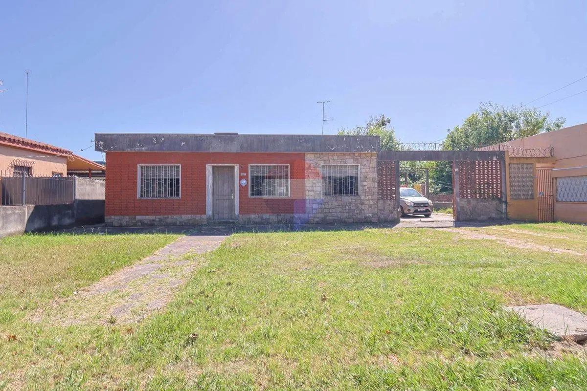 VENTA CASA 4 DORMITORIOS y GRAN TERRENO -COLÓN 4