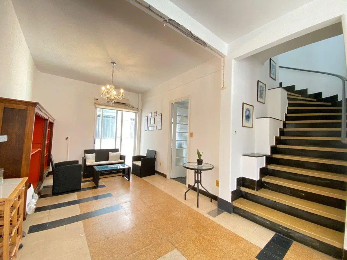 Casa cinco dormitorios venta en Pocitos con renta 8
