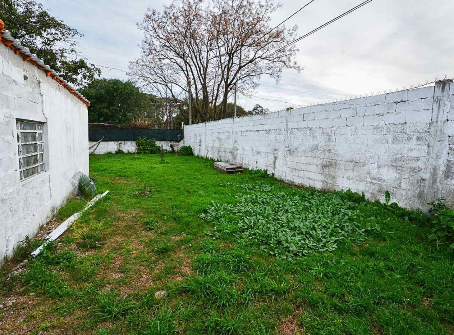 Foto de Venta casa dos dormitorios Peñarol garaje y fondo, imagen 5