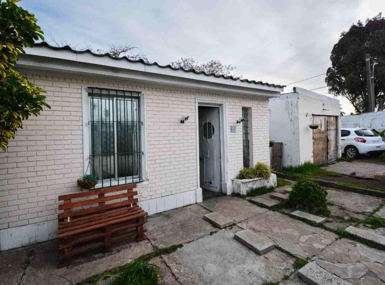 Foto de Venta casa dos dormitorios Peñarol garaje y fondo, imagen 1