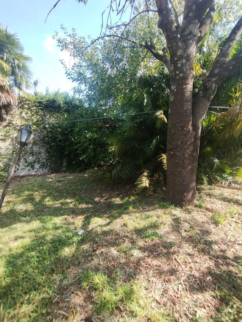 AMPLIO LOTE EN CASTELAR NORTE