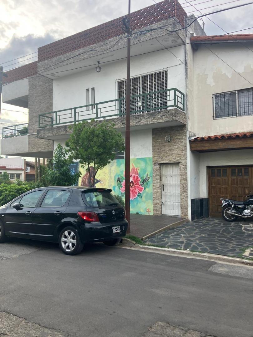 Amplia vicienda en esquina 4 ambientes y garage varios autos
