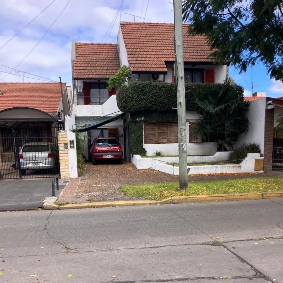 CASA CON CONSULTORIO/OFICINA EN UBICACIÓN ESTRATÉGICA 2