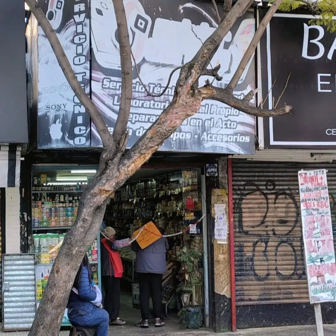 AMPLIO LOCAL COMERCIAL EN VENTA MORON NORTE 50 MTS FF.CC 1