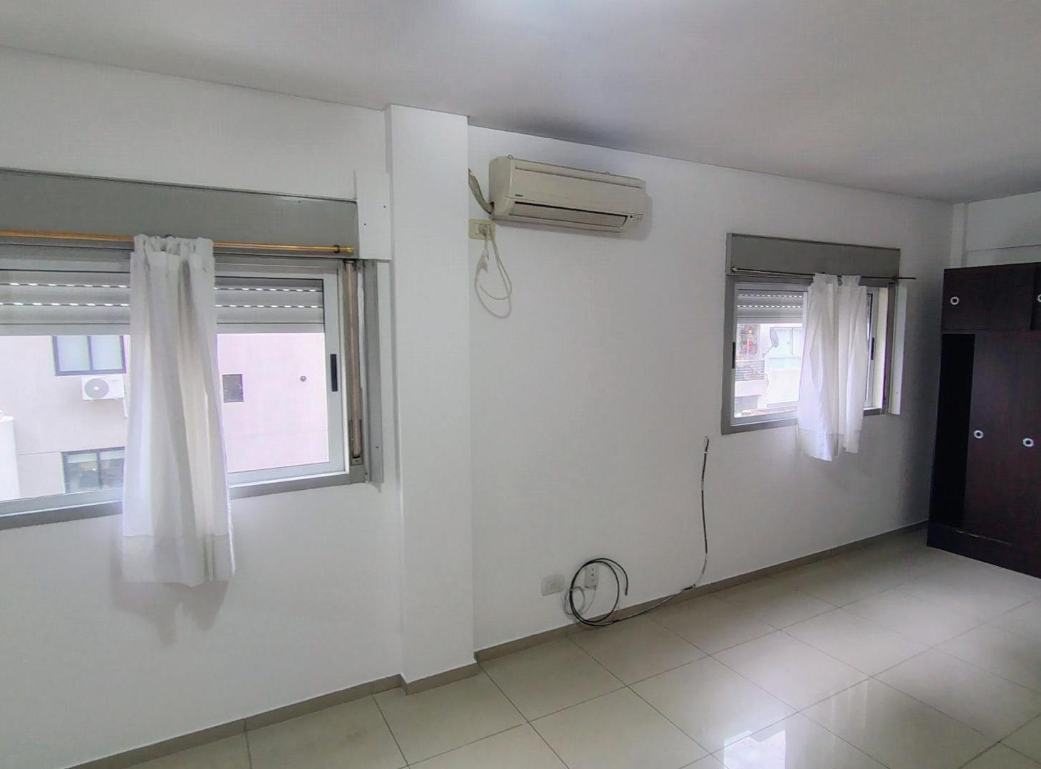 Foto de IMPECABLE MONOAMBIENTE EN ALQUILER PLENO CENTRO CASTELAR SUR, imagen 3