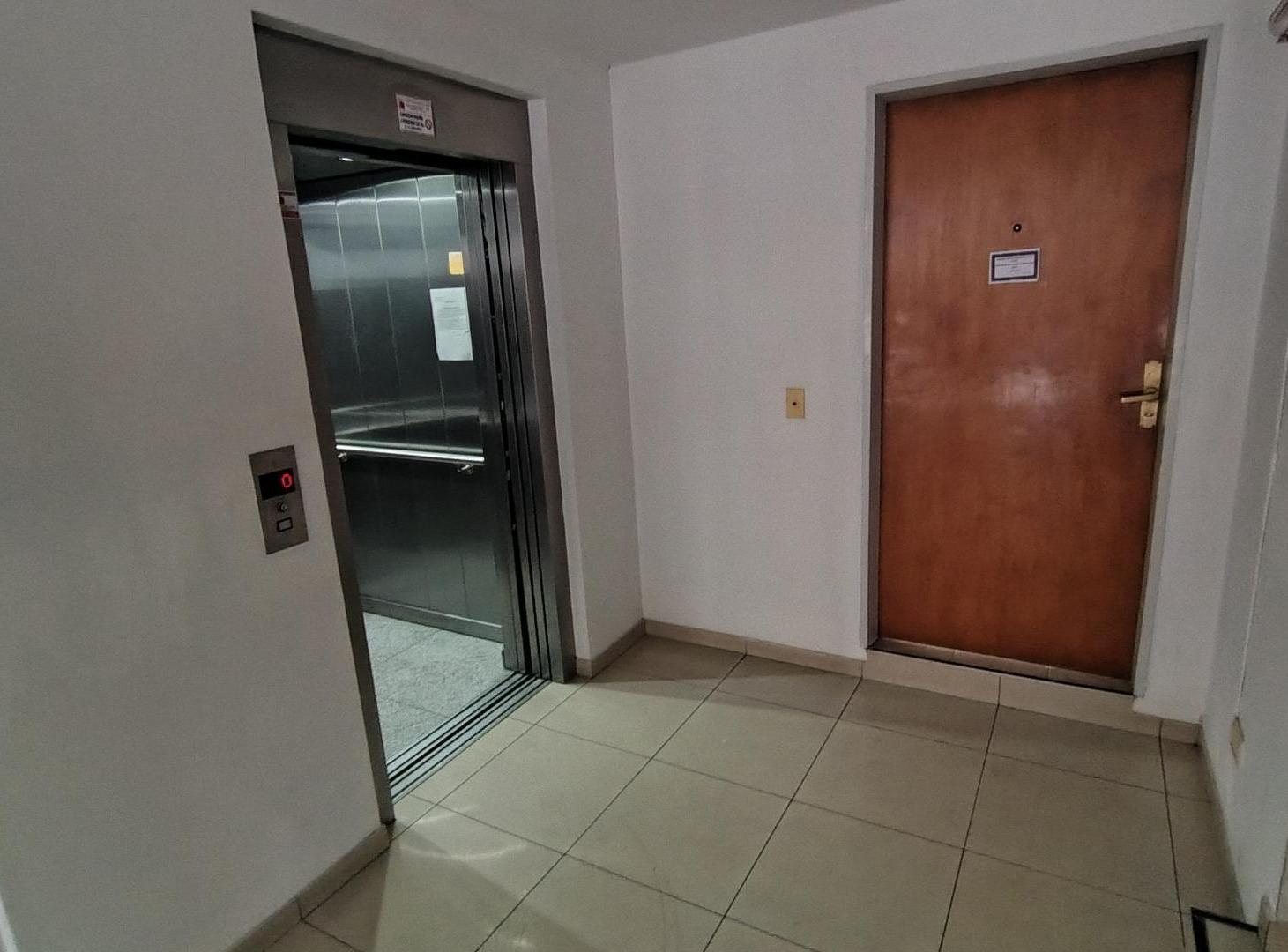 Foto de IMPECABLE MONOAMBIENTE EN ALQUILER PLENO CENTRO CASTELAR SUR, imagen 1