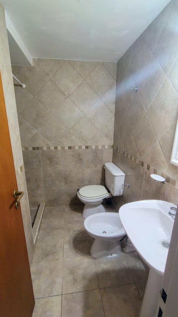 Foto de IMPECABLE MONOAMBIENTE EN ALQUILER PLENO CENTRO CASTELAR SUR, imagen 5