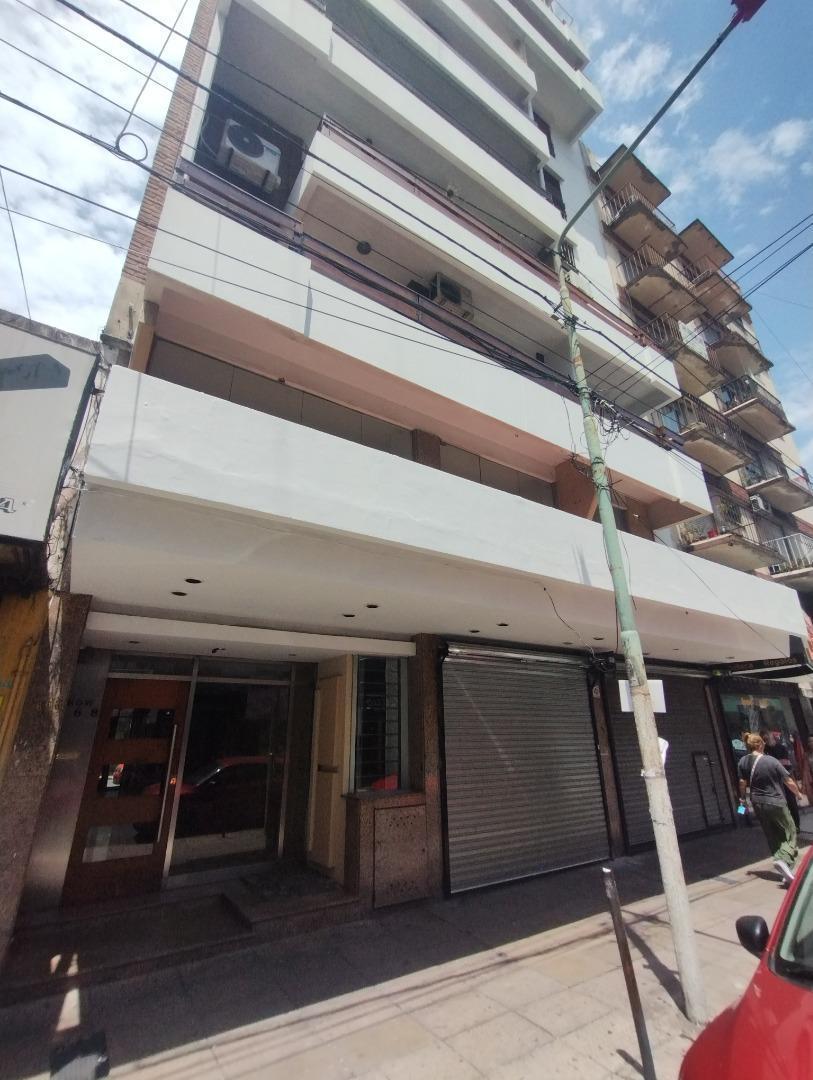 Foto de SEMIPISO 5 AMBIENTES CON DOBLE COCHERA Y PATIO MORON CENTRO, imagen 3