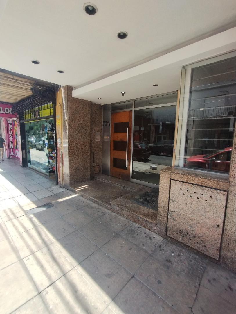 Foto de SEMIPISO 5 AMBIENTES CON DOBLE COCHERA Y PATIO MORON CENTRO, imagen 2