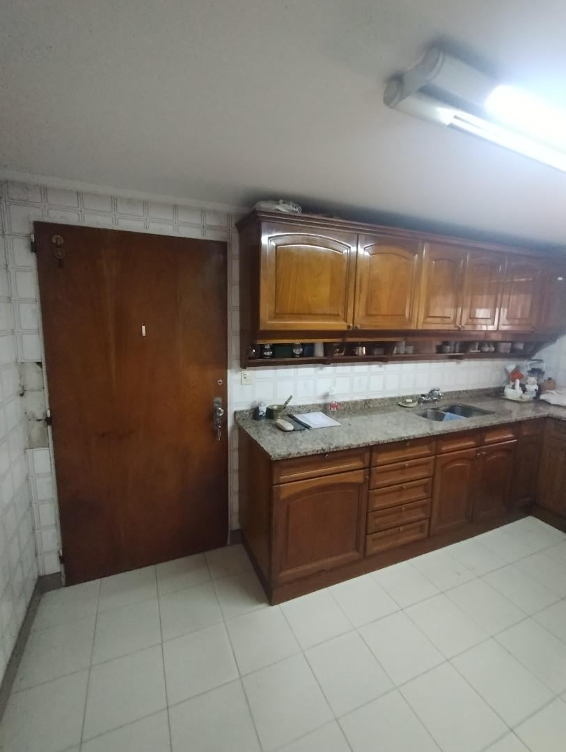 Foto de SEMIPISO 5 AMBIENTES CON DOBLE COCHERA Y PATIO MORON CENTRO, imagen 1