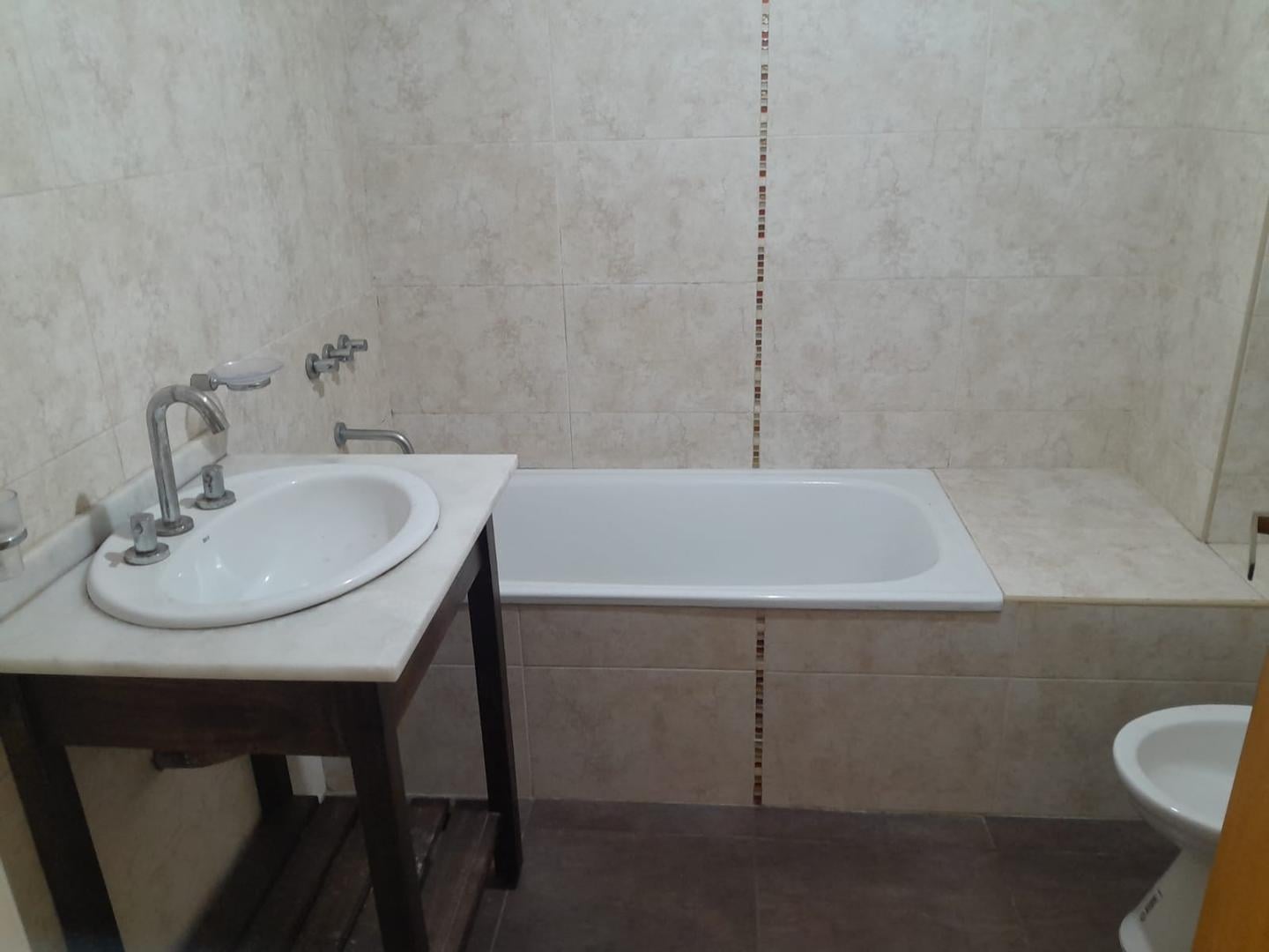 Foto de PH - EN PLANTA BAJA - CON COCHERA - CASTELAR NORTE, imagen 2