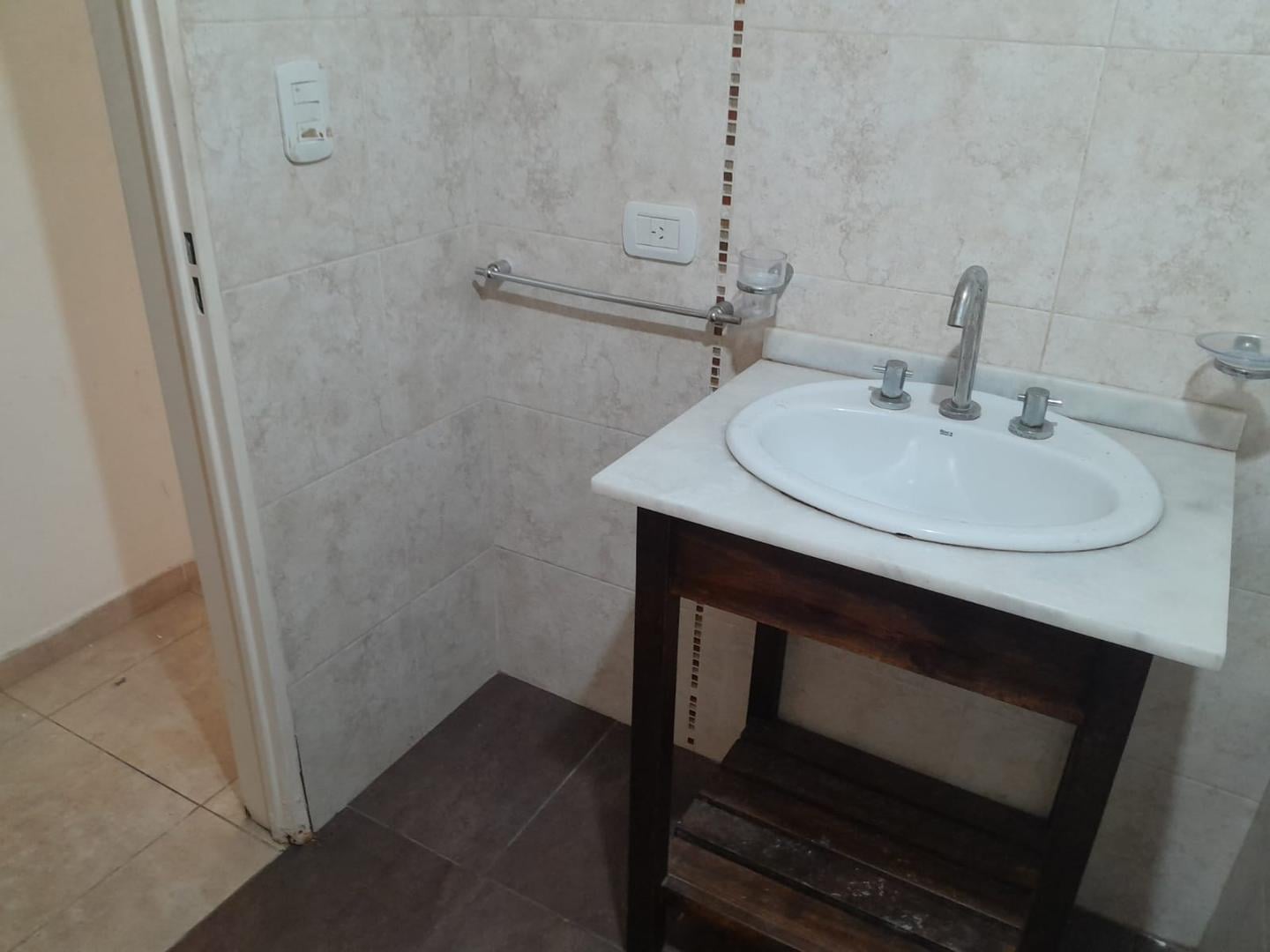 Foto de PH - EN PLANTA BAJA - CON COCHERA - CASTELAR NORTE, imagen 5