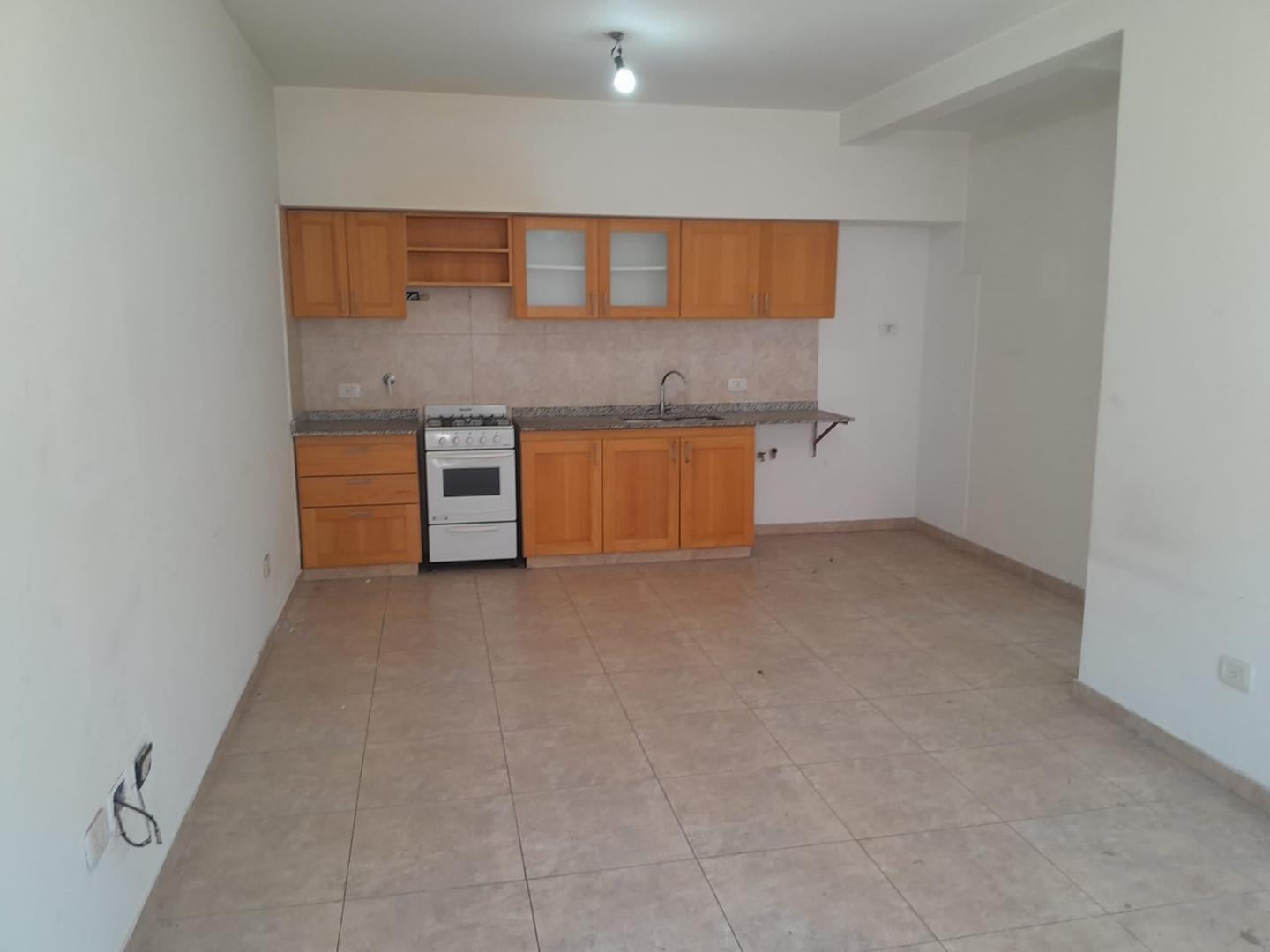 Foto de PH - EN PLANTA BAJA - CON COCHERA - CASTELAR NORTE, imagen 3