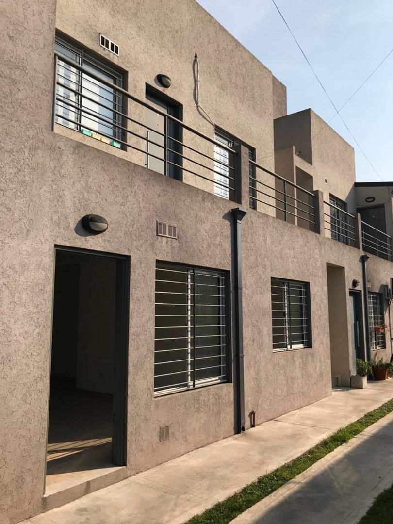 Foto de PH - EN PLANTA BAJA - CON COCHERA - CASTELAR NORTE, imagen 1