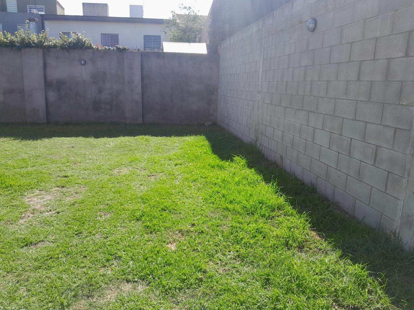 Foto de PH - EN PLANTA BAJA - CON COCHERA - CASTELAR NORTE, imagen 4