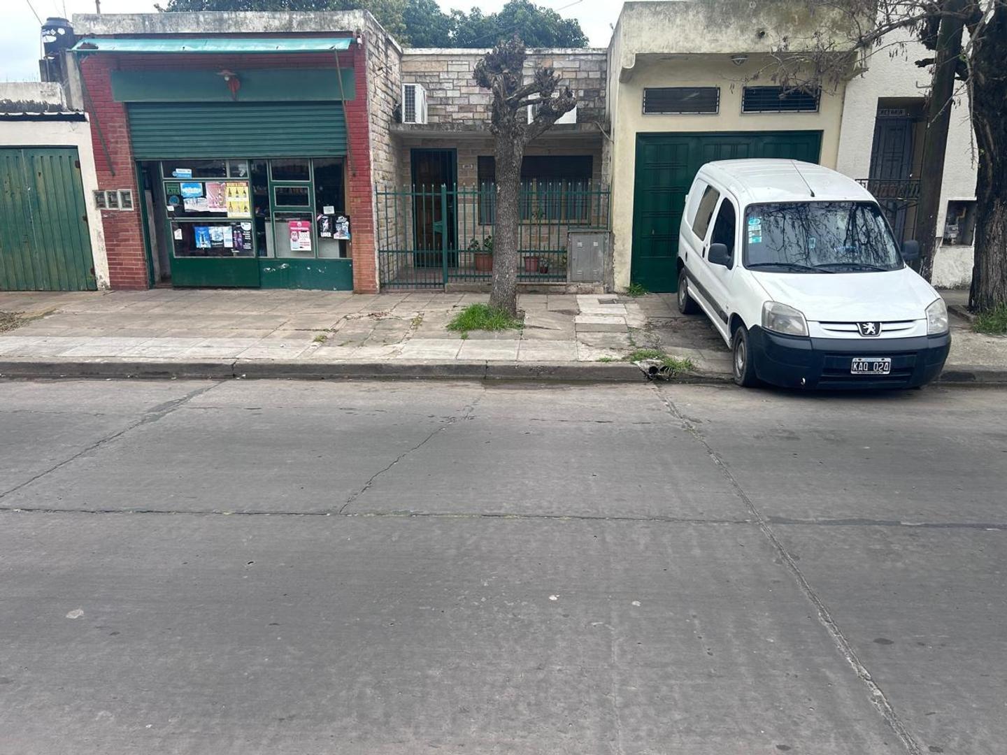 Foto de CASA EN LOTE PROPIO MORON SUR, imagen 2