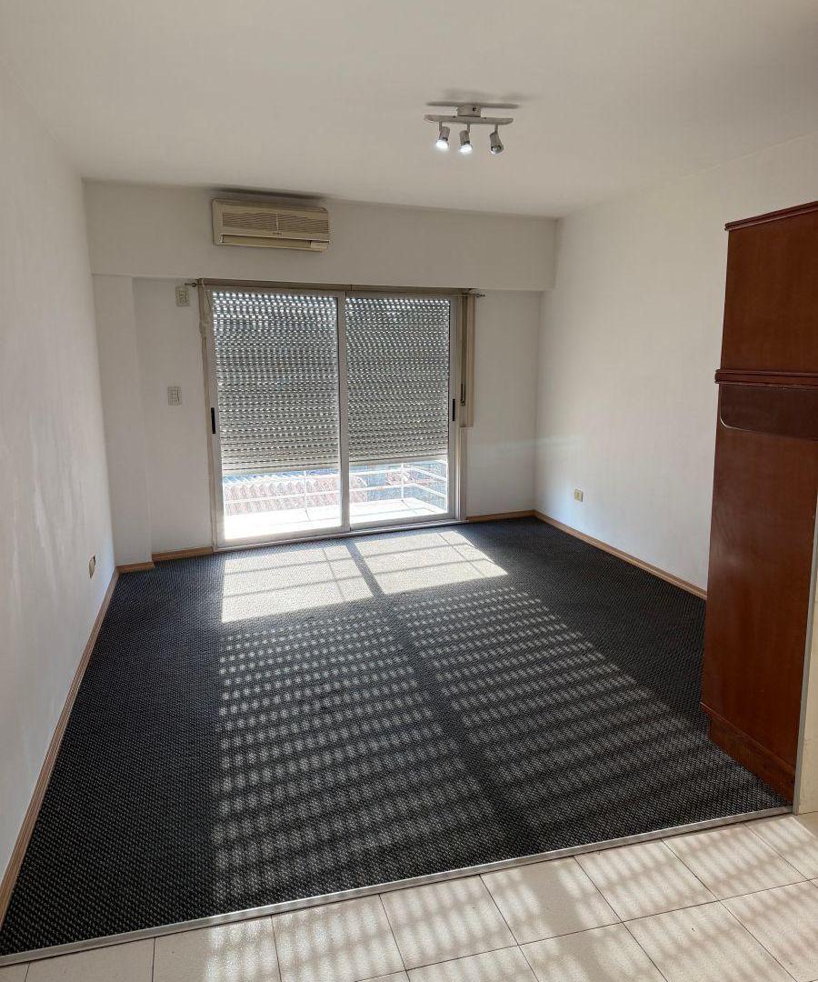 Foto de VENTA - MONOAMBIENTE DE CATEGORÍA CON COCHERA | FRENTE, BALCÓN Y LUZ |, imagen 3
