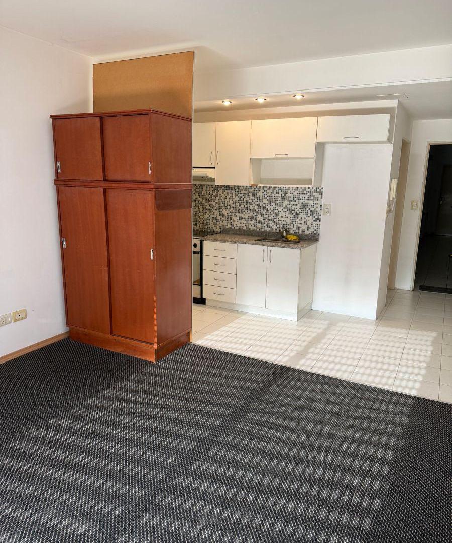 Foto de VENTA - MONOAMBIENTE DE CATEGORÍA CON COCHERA | FRENTE, BALCÓN Y LUZ |, imagen 5