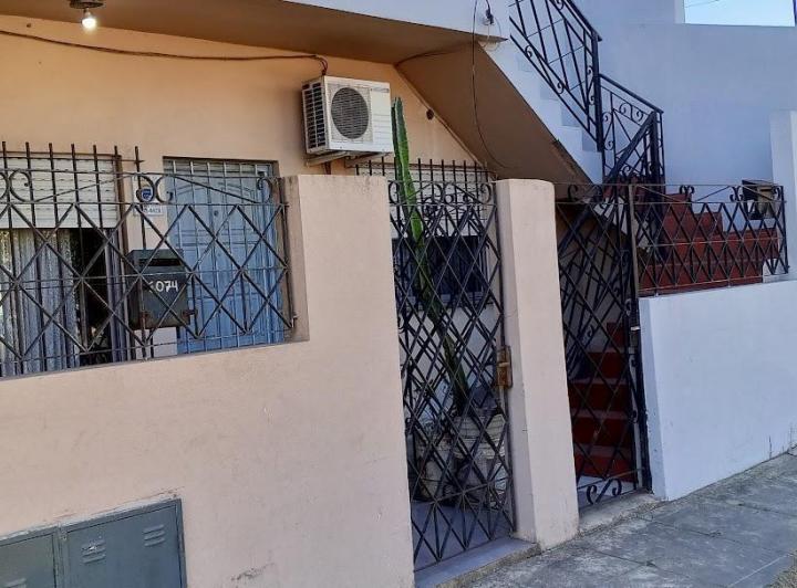 Amplia casa con galpón en WILDE - APTO VIVIENDA Y PROFESIONAL. 1