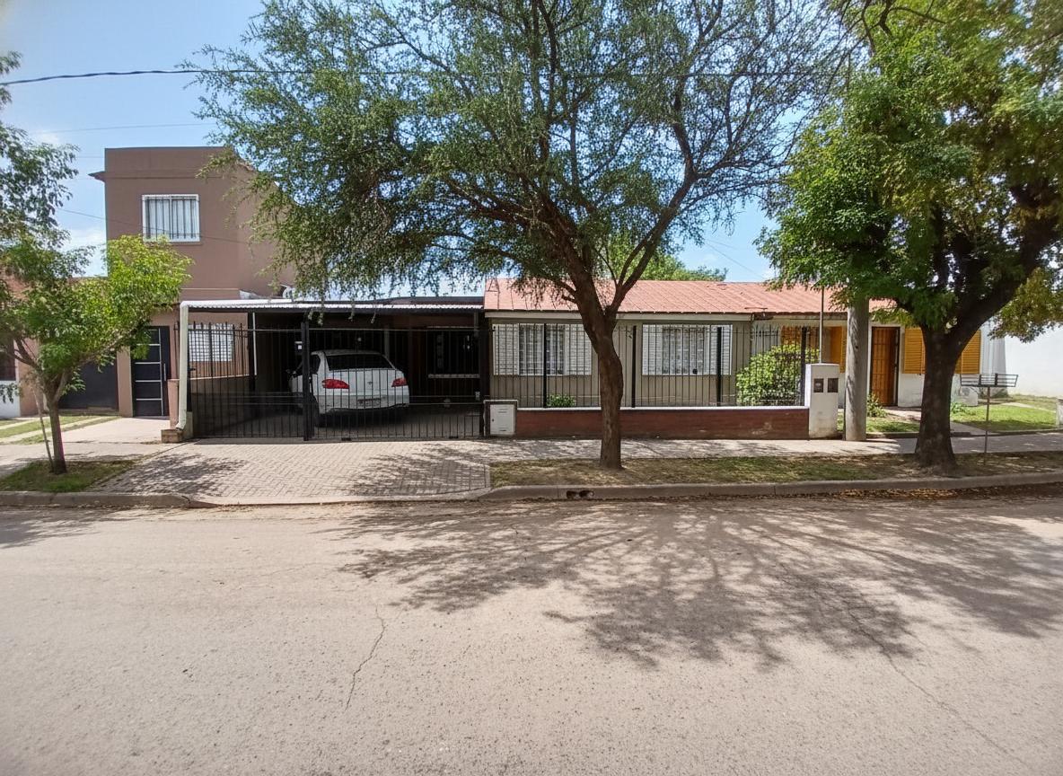 Se Vende Casa de 5 Dormitorios en Barrio Policial Mercantil zona arguello con patio Cochera