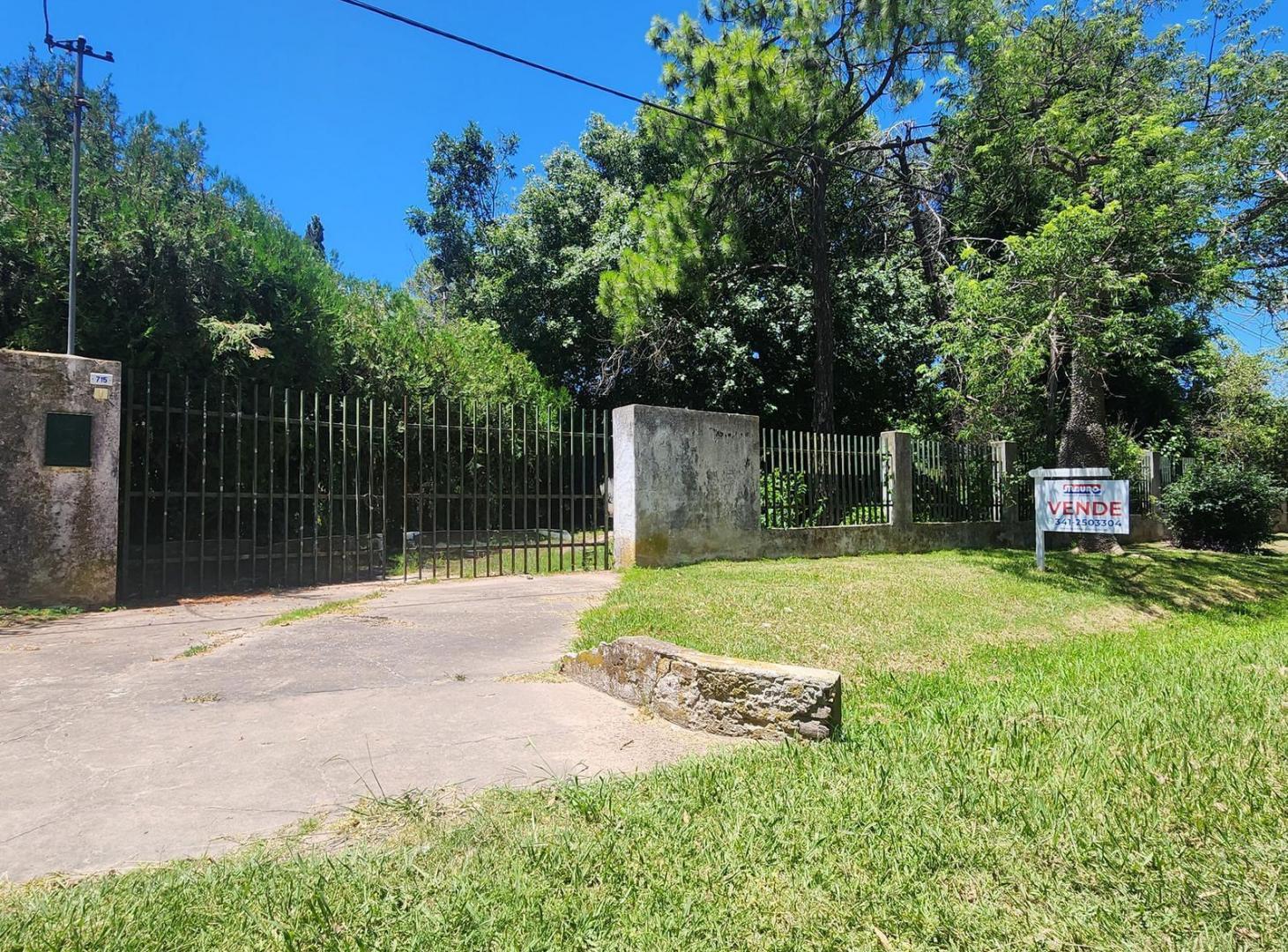 Casa en terreno de 800 m2 c/ pileta e ingreso por 2 calles