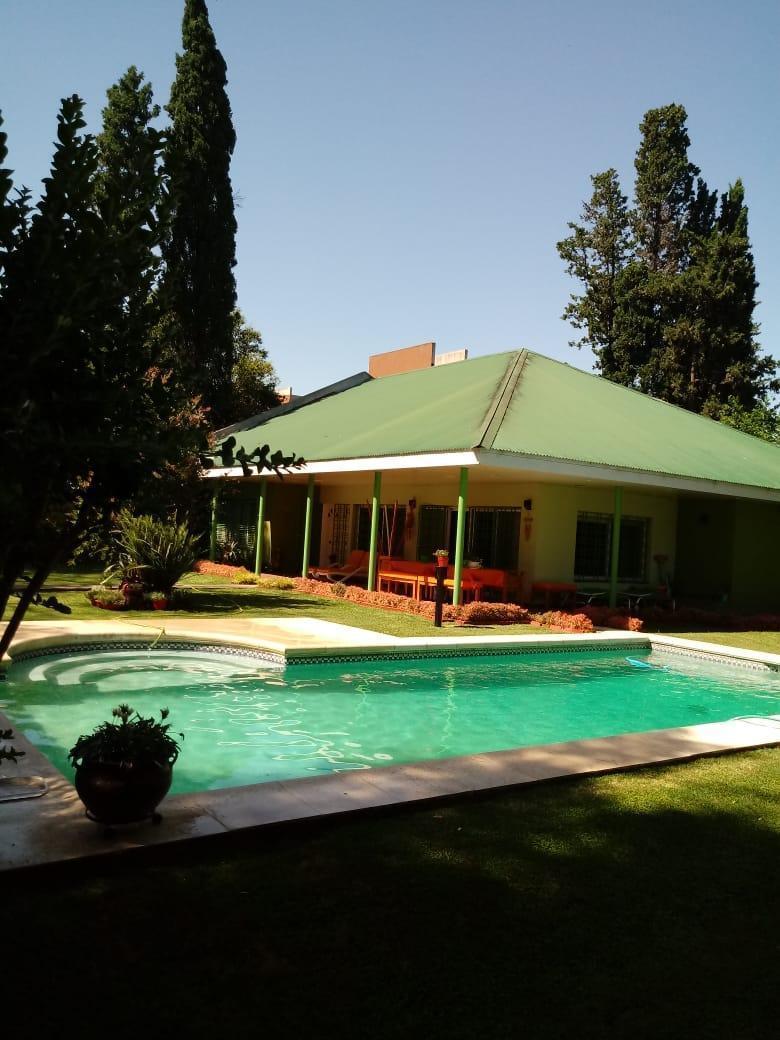 Casa en venta Burzaco con quincho y piscina!!!
