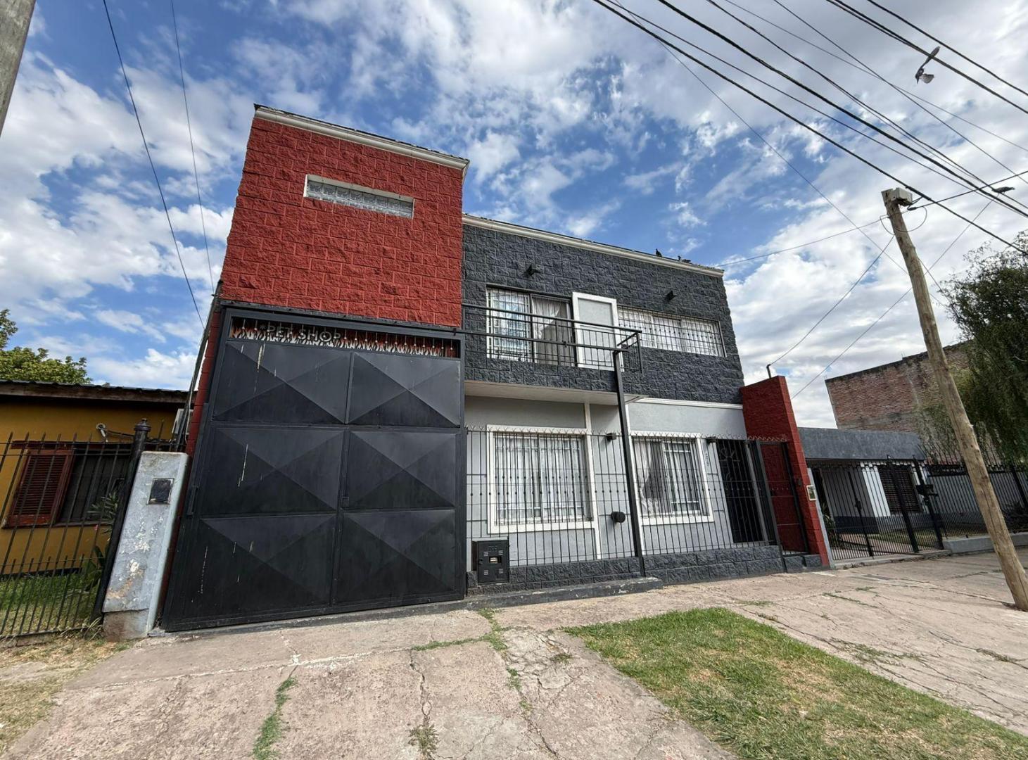 Casa en Venta en Burzaco – 2 Plantas con Piscina, Local y Potencial de 2 Departamentos