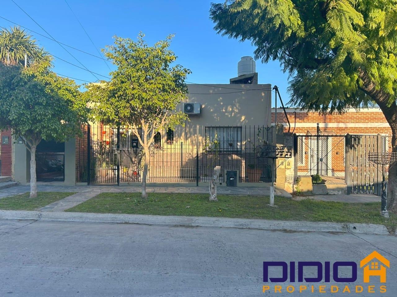 Casa venta Luis Guillón y dos departamentos al fondo!