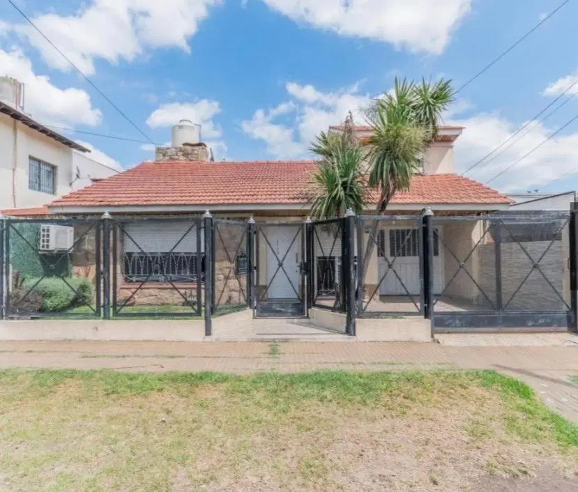 Casa en venta Burzaco 3 ambientes con pileta 5