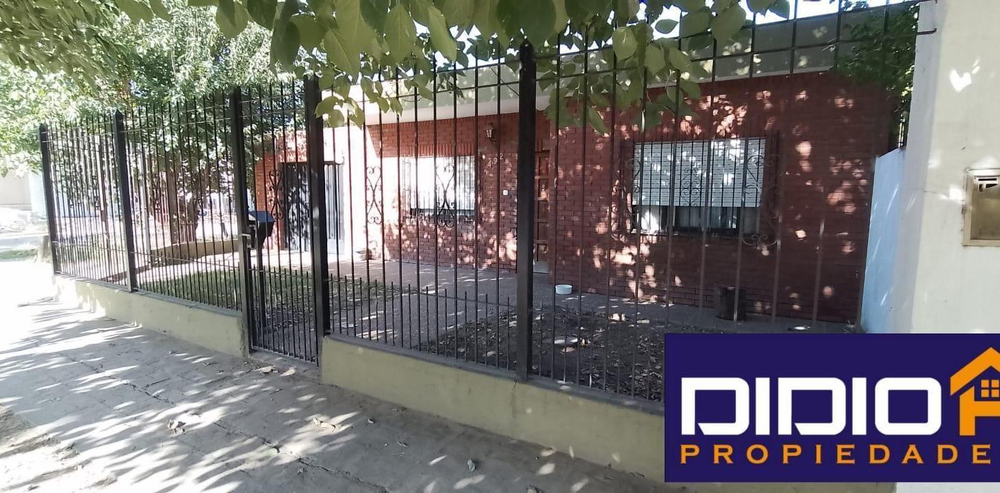 Foto de Casa venta Burzaco Corimayo- apta credito con pileta, imagen 1
