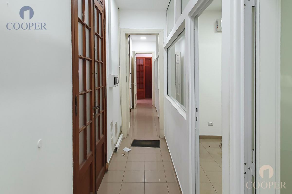 Excelente Casa - Terreno en Venta Frente a Plaza Rivadavia - 2200 m² Construibles 1