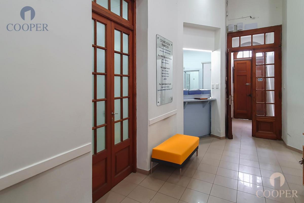 Excelente Casa - Terreno en Venta Frente a Plaza Rivadavia - 2200 m² Construibles 2