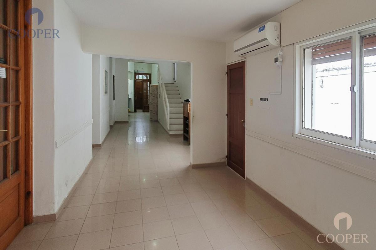 Excelente Casa - Terreno en Venta Frente a Plaza Rivadavia - 2200 m² Construibles 5