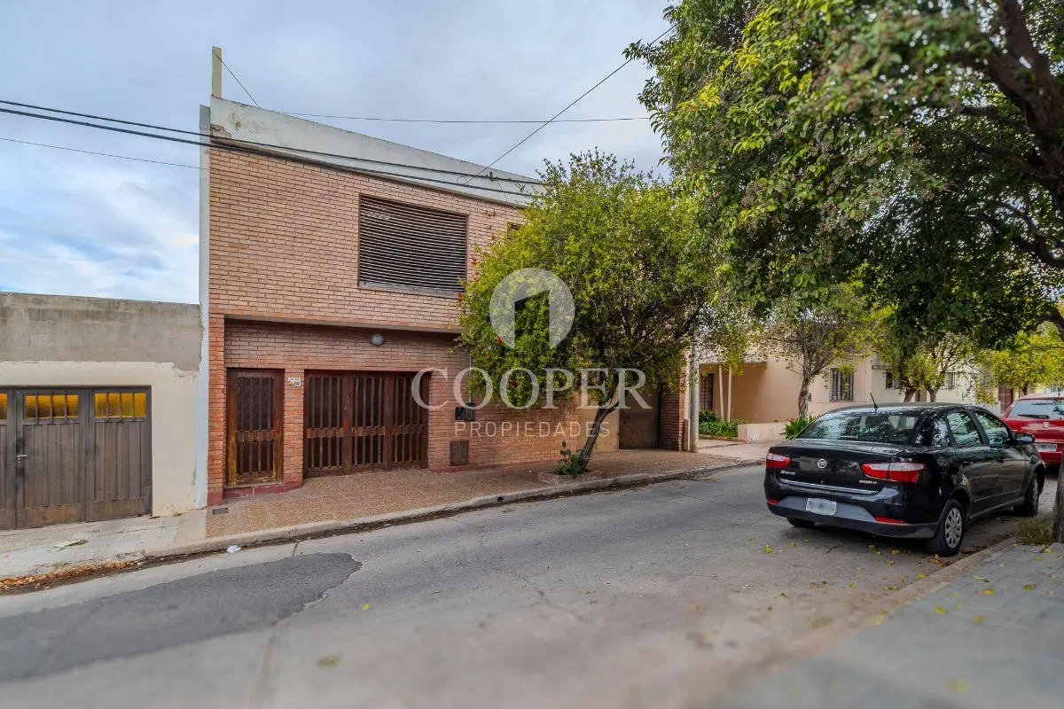 Casa + Depósito en venta con 3 dormitorios en Altos de General Paz 2